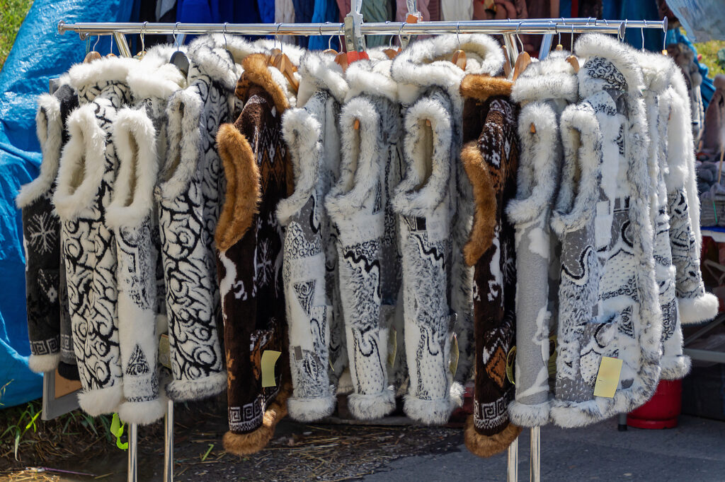 ラックに並んだ毛皮の製品