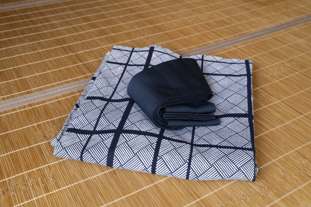 畳に置かれた藍色の男性用着物