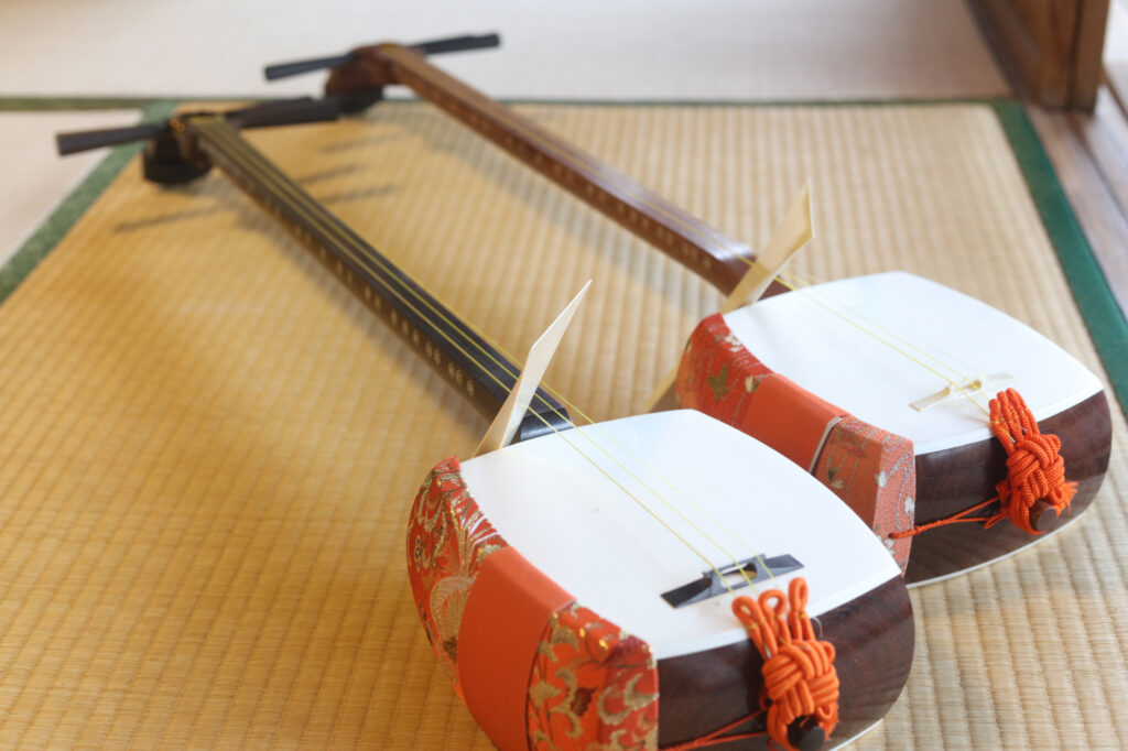畳の上に置かれた三味線