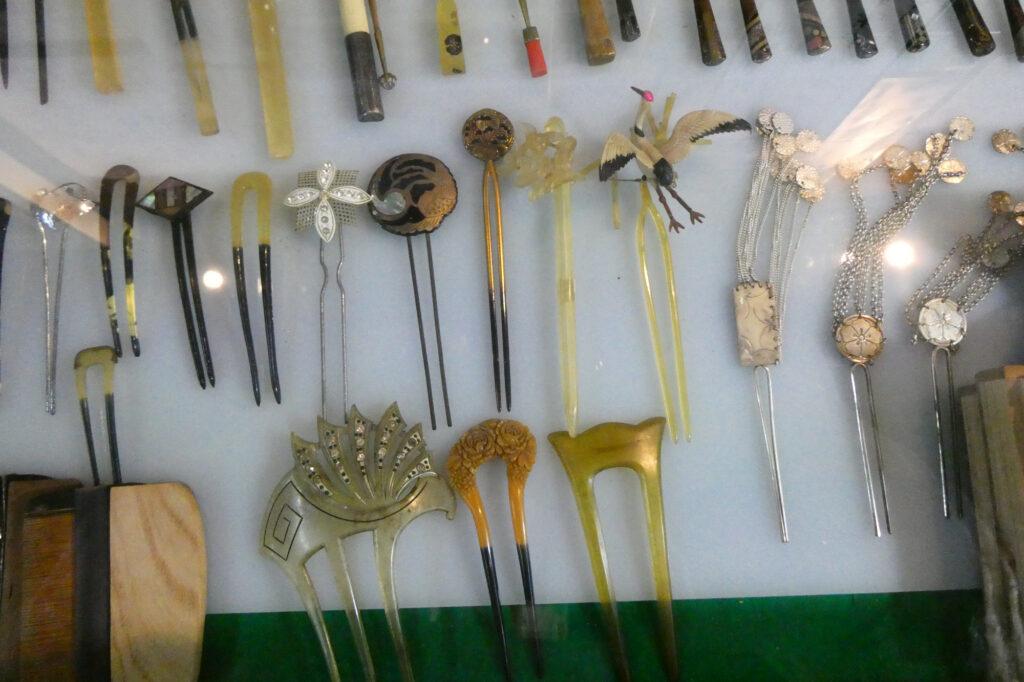 べっ甲のかんざしなどの装飾品